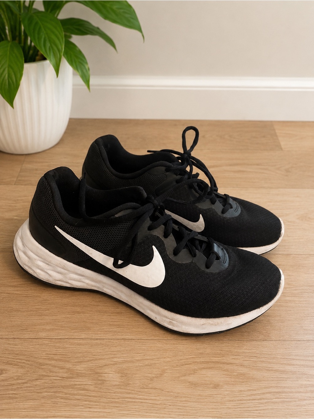 Nike Black Women’s Revolution 6 running shoes.;